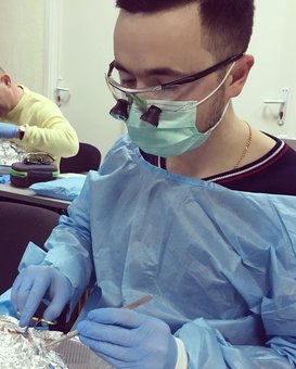 Михайло Стасюк – стоматолог центру «Stasyuk-Clinic» у Києві. Лікуйте карієс зі знижкою.