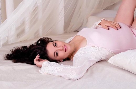 Фотосессия беременной в боди в студии «BABY BOX STUDIO» в Киеве. Оплачивайте со скидкой.