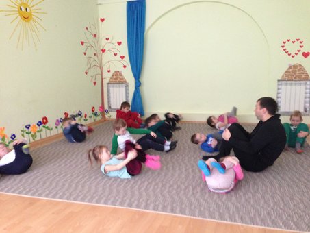 Physical education in the kindergarten "Businki" in the Dnieper. Write down the child for the action.