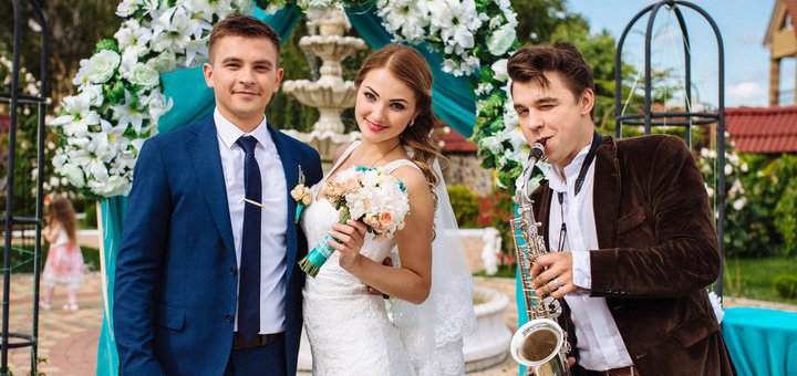 Музичний супровід свята від саксофоніста Романа Борсука. Замовити зі знижкою