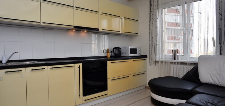 Кухня з побутовою технікою в wellcome24 lux apartments near poznyaki in kyiv. орендуйте квартиру по акції.