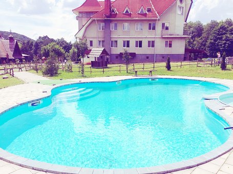 Басейн біля будинку відпочинку «Благодать» на Закарпатті. Резервуйте номер зі скидкою.