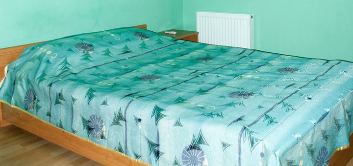 Двоспальне ліжко у номері стандарту «Спортивно-оздоровчий комплекс» в Умані. Бронюйте зі скидкою.