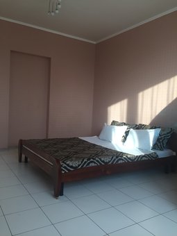 Двоспальне ліжко в спальні апартаментів на бажана «wellcome 24» в києві. орендуйте зі знижкою.