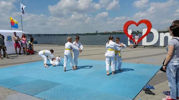 Єдиноборства у спорт клубі «Атлет» у Дніпрі. Записуйтесь до дитячої секції з акції.