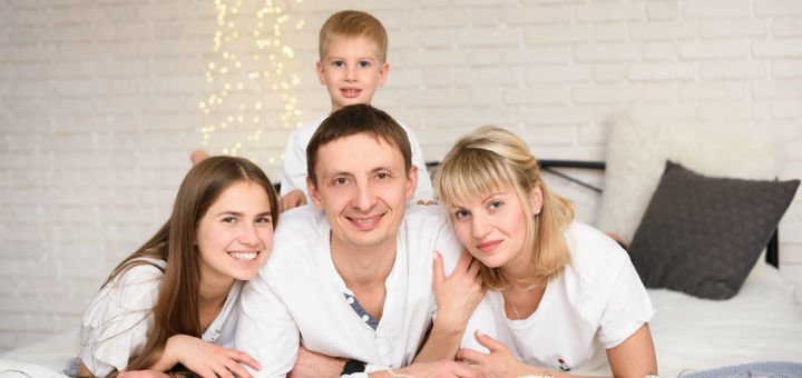 Сімейна фотосесія у фото студії «FAMILY» у Харкові. Забронювати фотостудію із знижкою.