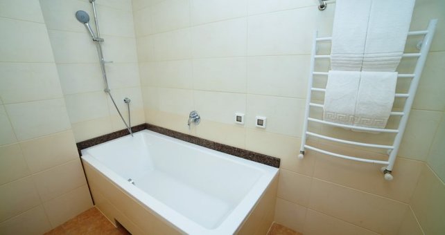 Санвузол з ванною в номері готелю Grand-Otrada в Одесі. Бронюйте по знижці.