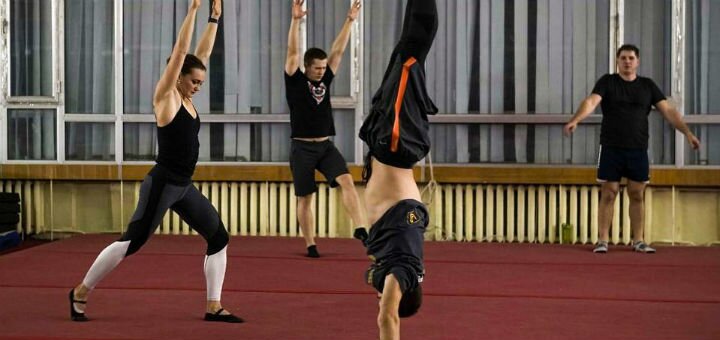 Школа акробатики «JumpUp» в Киеве. Покупайте абонемент со скидкой.