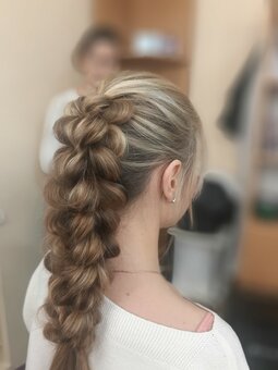 Weaving braids in the studio of Irina Kostenko in Kiev. Do it at a discount.