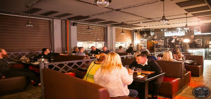 Зал в кафе-баре «River Pub» в Виннице. заказывайте меню и напитки по акции.