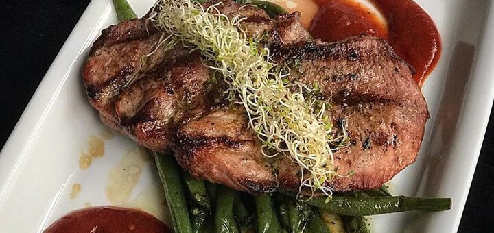 Мясные блюда по акции в пабе Le Rock. Оплачивайте по скидке