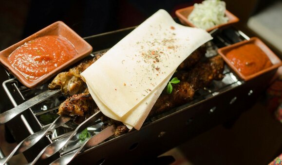 Мясные блюда в кафе «Divan» в Мариуполе. Бронируйте со скидкой