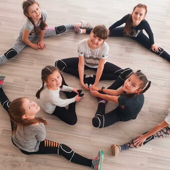 Dancing in groups at the flash dance school in kharkov. sign up with a discount