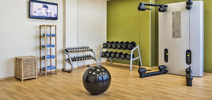 Фитнес зал в отеле «Holiday Inn» в Киеве. Забронировать номер со скидкой. Отели в центре Киева.