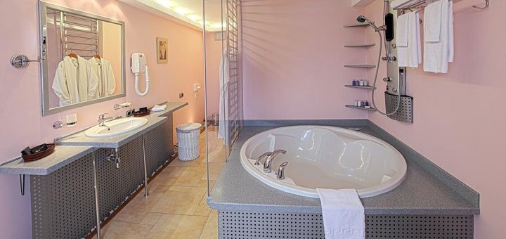 Номер в отеле «Русь». Гостиница «Premier Hotel Rus» в Киеве. Забронировать номер в отеле «Русь». Отели в центре Киева.