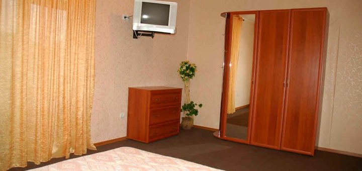 Номер на базе отдыха «Перекресток» в Железном порту. Забронировать номер со скидкой. Недорогой отдых на море. Базы отдыха Железный порт.
