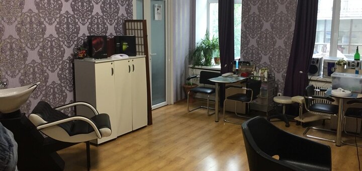 Hairdresser at the Helena Exclusive salon in Kiev. Sign up for a discount.
