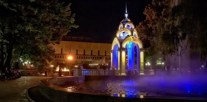 Fountain and architectural landmark mirror stream in kharkov. tourism is inexpensive