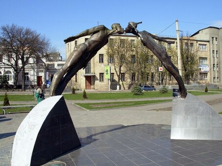 Monument to lovers in kharkov. discount tourism