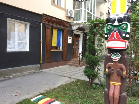 Troє v kanoye (рок-шаман-сендвіч бар)  в Каменец-Подольском