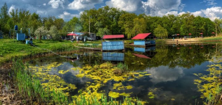 База відпочинку «Будівник» у Новомосковську. Недорогий відпочинок під Дніпром. Знижки у базах відпочинку у Новомосковську.
