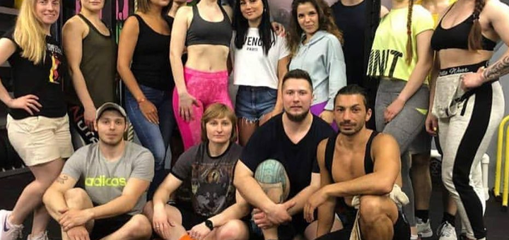 Атмосфера веселья на тренировках в клубе Хелс Фектори