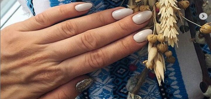 Delicate summer manicure