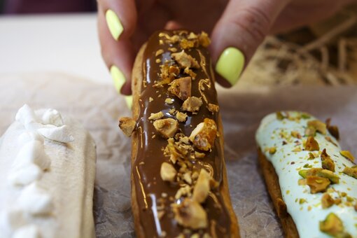 Eclairs in the madlen cafe in kiev. order at a discount.