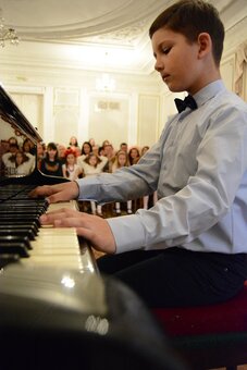 Обученіеігре на фортепіано «brevis music school». записатися акцією.