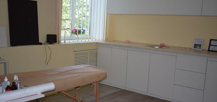 Услуги косметолога в салоне красоты «Солотвино» в Днепре. Записывайтесь на наращивание ресниц, коррекцию и покраску бровей по акции.