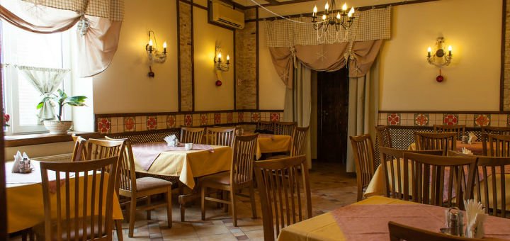 Обідня зал в ресторані готелю Галактика біля Львова. Замовляйте місця для відпочинку акцією.