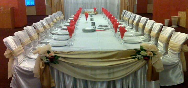 Banquet hall of the hotel and restaurant complex Zelenaya Dubrava near Poltava. Book tables at a country restaurant at a discount.