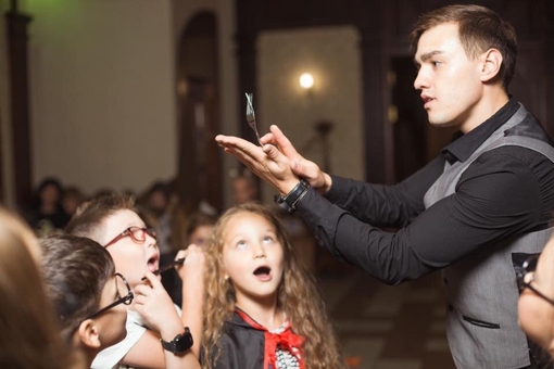 Magician and illusionist Nikolai Usichenko in Kiev. Discount.
