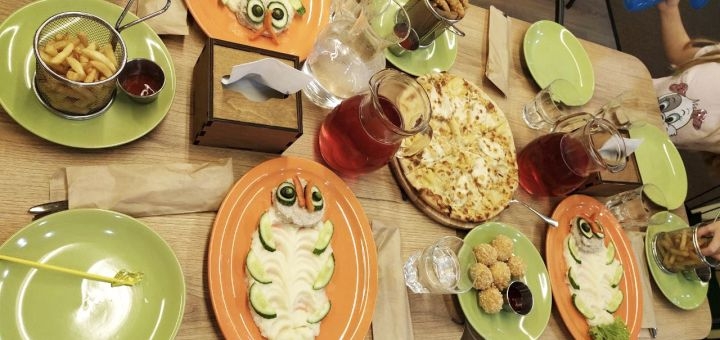 Family cafe Family Palace Kazka, promotions for the holiday