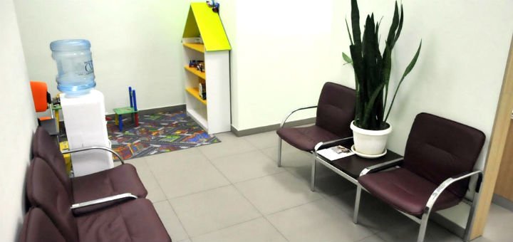 Детский уголок в медицинском центре «Киндермед» в Киеве. Записывайтесь на прием к педиатру по акции.