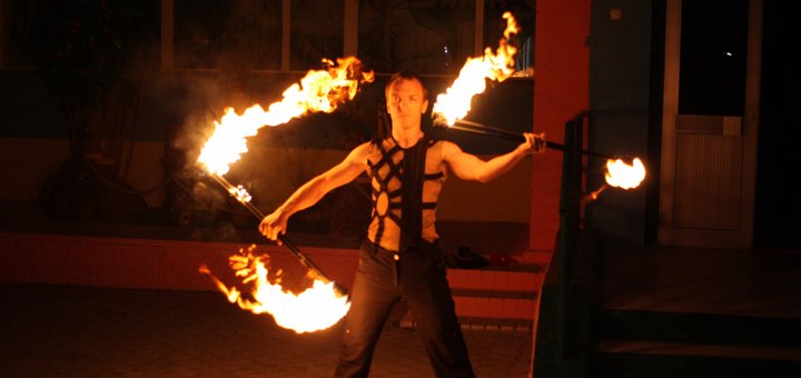 Довгі гарячі мотузки трипли у шоу програмі Agni Kai у Маріуполі. Замовляйте шоу із вогнем по знижці.