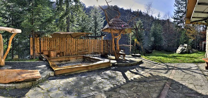 Детская площадка в отеле «Ярсон» в Яремче. Бронируйте номера по скидке.