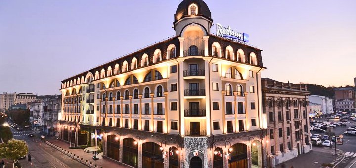 Конференц-зал в отеле «Radisson Blu Hotel» в Киеве. Забронировать номер со скидкой. Отели в центре Киева.
