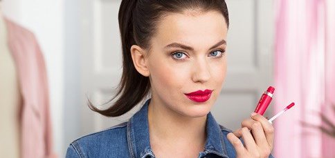 Каталог Oriflame в Украине. Заказывайте жидкую помаду и бальзам для губ Орифлейм со скидкой.