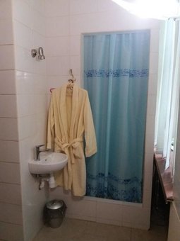 Санузел с душем в номере стандарт в отеле «Central Park» во Львове. Регистрируйтесь по скидке.