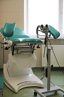 Гинекологическое кресло в кабинете гинеколога в Клинике «Надия» в Киеве. Записывайтесь на осмотр по скидке.