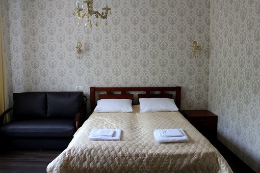 Тримісний номер з великим ліжком та диваном у готелі «Вілла Терраса» в Поляні. Резервуйте зі знижкою.