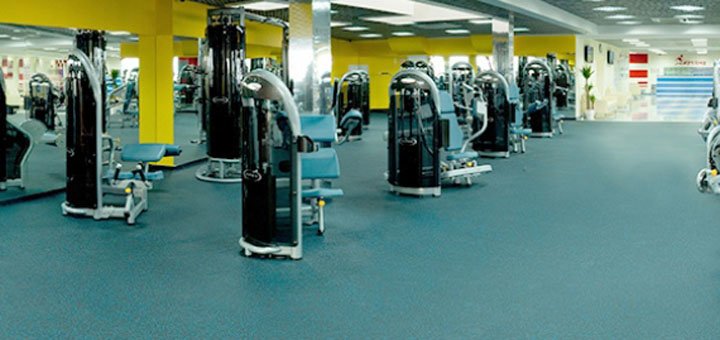Зал для силового тренинга в фитнес-клубе СпортЛэнд