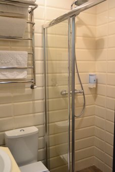 Shower in the room of the Michel hotel in Odessa. Reserve a room for the promotion.