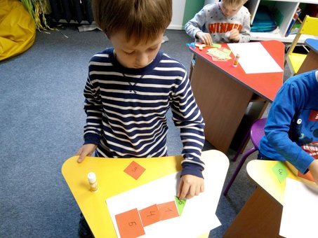 Child psychologist at the Kid'Z Studio school on Poznyaky in Kiev. Book your child at a discount.