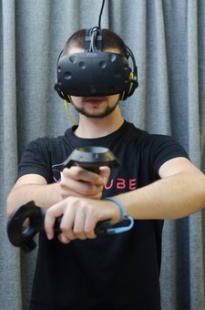 Шолом віртуальної реальності vr htc vive у клубі «вр куб» у Львові. грайте акцією.