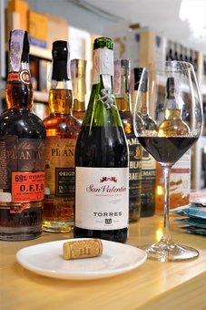 Вино и гастраномия от сети виноматркетов «OKwine» в Киеве заказать по акции