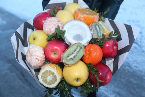 Фруктовий букет "Fruits&Flowers Market" у Дніпрі. Замовляйте по знижці.