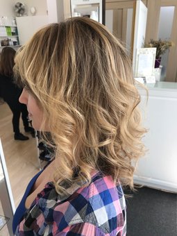 Зачіски в студії краси «Dali's Hair & Beauty Studio». Записати зі знижкою