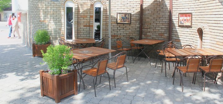 Літня тераса в пабі «Штрассе» в Дніпрі. Замовити столик зі знижкою